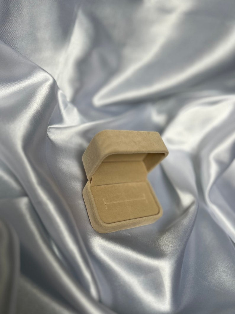 Ringbox aus edlem Samt für Hochzeit - personalisiert mit Initialen - Box für Trauringe