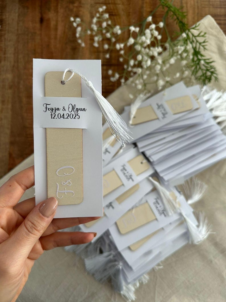Hochzeitsgeschenke Holzlesezeichen mit Initialen und Quasten personalisiert auf weißem 200mg Papier handgefertigt