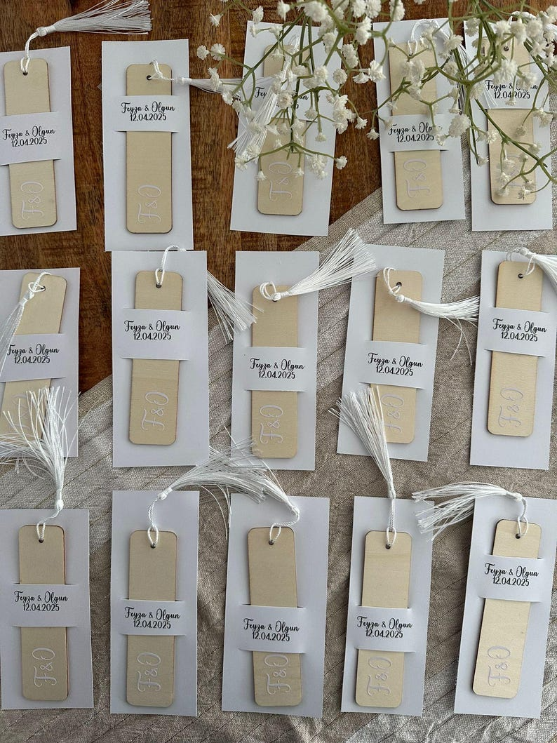Hochzeitsgeschenke Holzlesezeichen mit Initialen und Quasten personalisiert auf weißem 200mg Papier handgefertigt