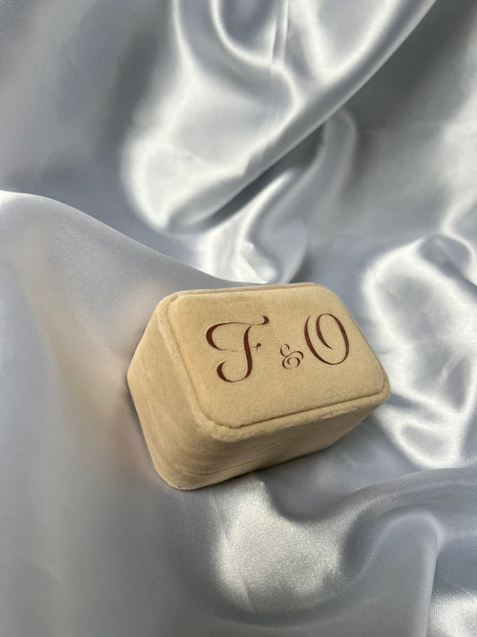 Ringbox aus edlem Samt für Hochzeit - personalisiert mit Initialen - Box für Trauringe