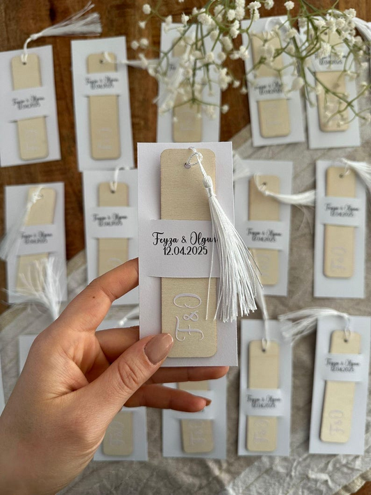 Hochzeitsgeschenke Holzlesezeichen mit Initialen und Quasten personalisiert auf weißem 200mg Papier handgefertigt